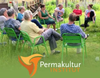 employees of the permaculture institute at a strategy meeting: you see people of different ages and genders sitting on green chairs in a circle on a fresh green meadow. a vegetable garden is indicated in the background and the people in the center of the picture are laughing